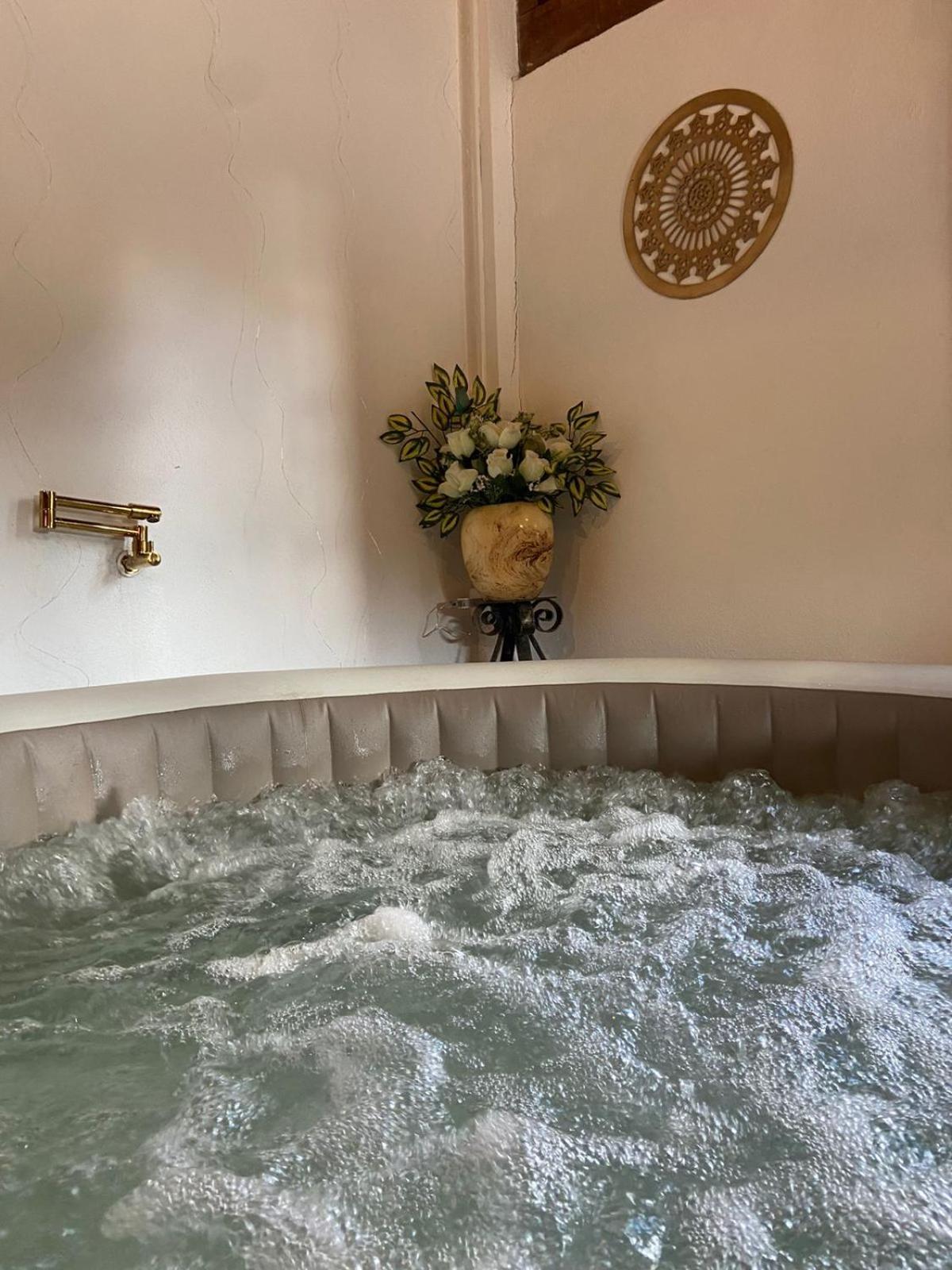 Cabana Com Jacuzzi Em กัวราเรมา ภายนอก รูปภาพ